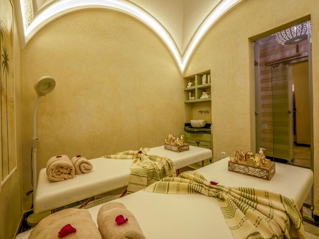 سرير أو أسرّة في غرفة في Riad Almisk