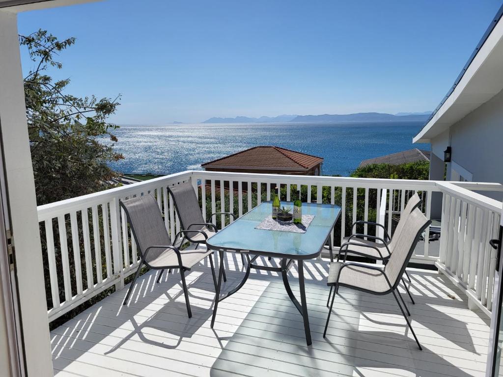デ・ケルデルスにあるVyfer 100 Guesthouseの海を望むバルコニー(テーブル、椅子付)