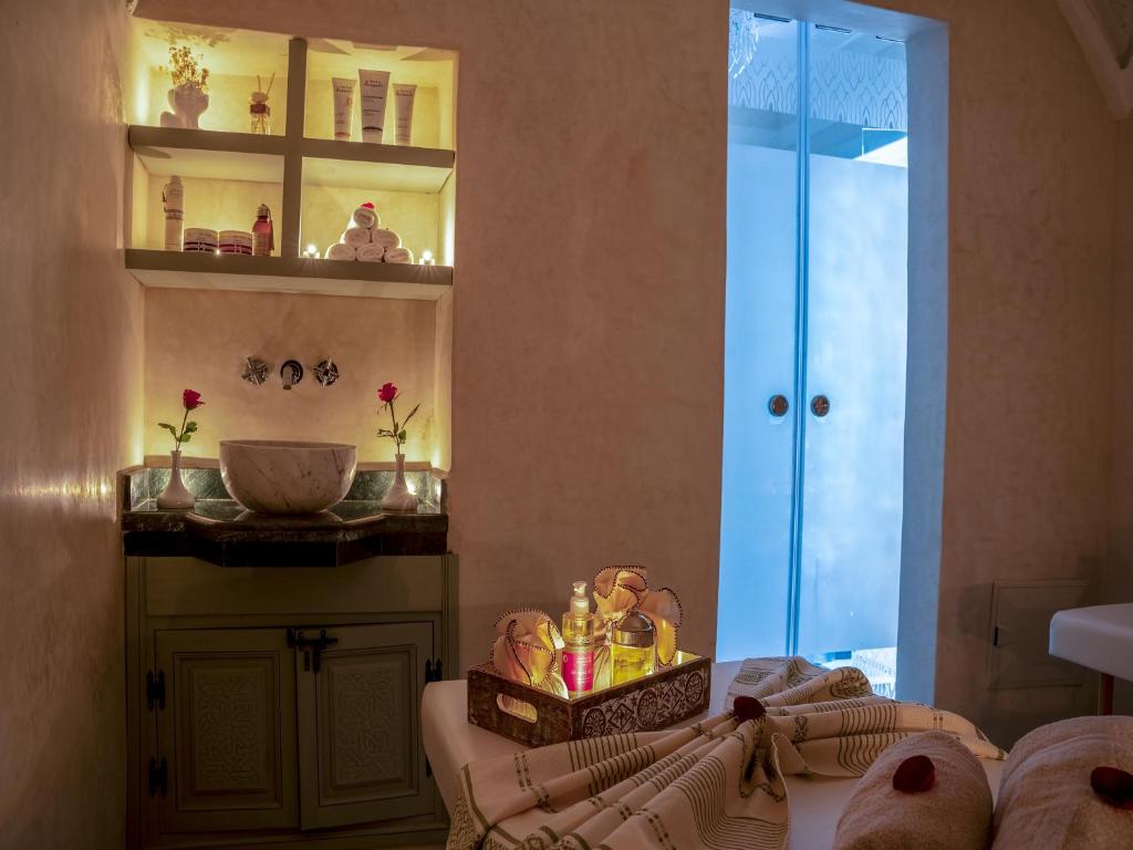 سرير أو أسرّة في غرفة في Riad Almisk