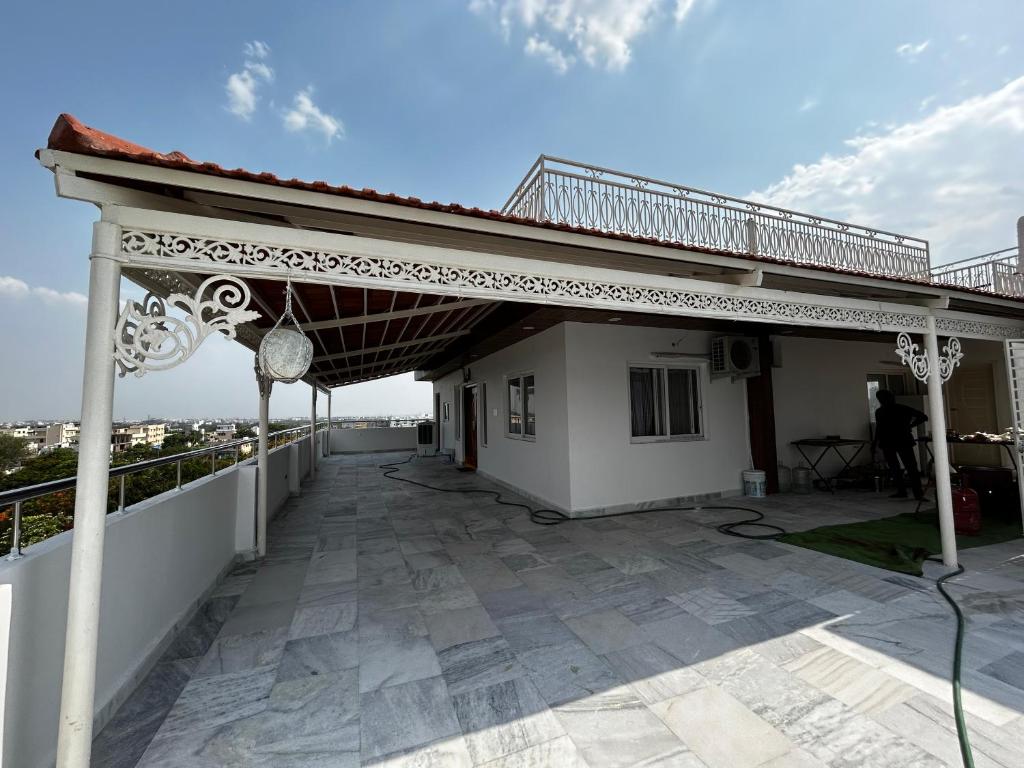 - un balcon d'une maison avec un toit dans l'établissement Luxury 3 bedroom 3 bathroom penthouse, à Hyderabad