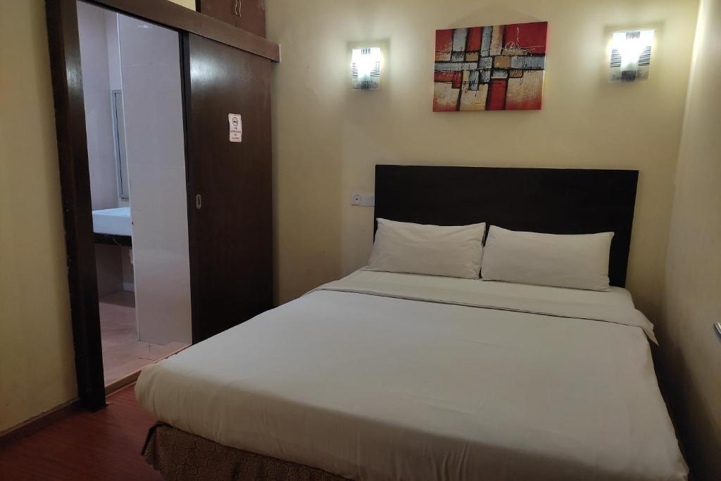 Postel nebo postele na pokoji v ubytování Hotel D'New 1 KK Sabah