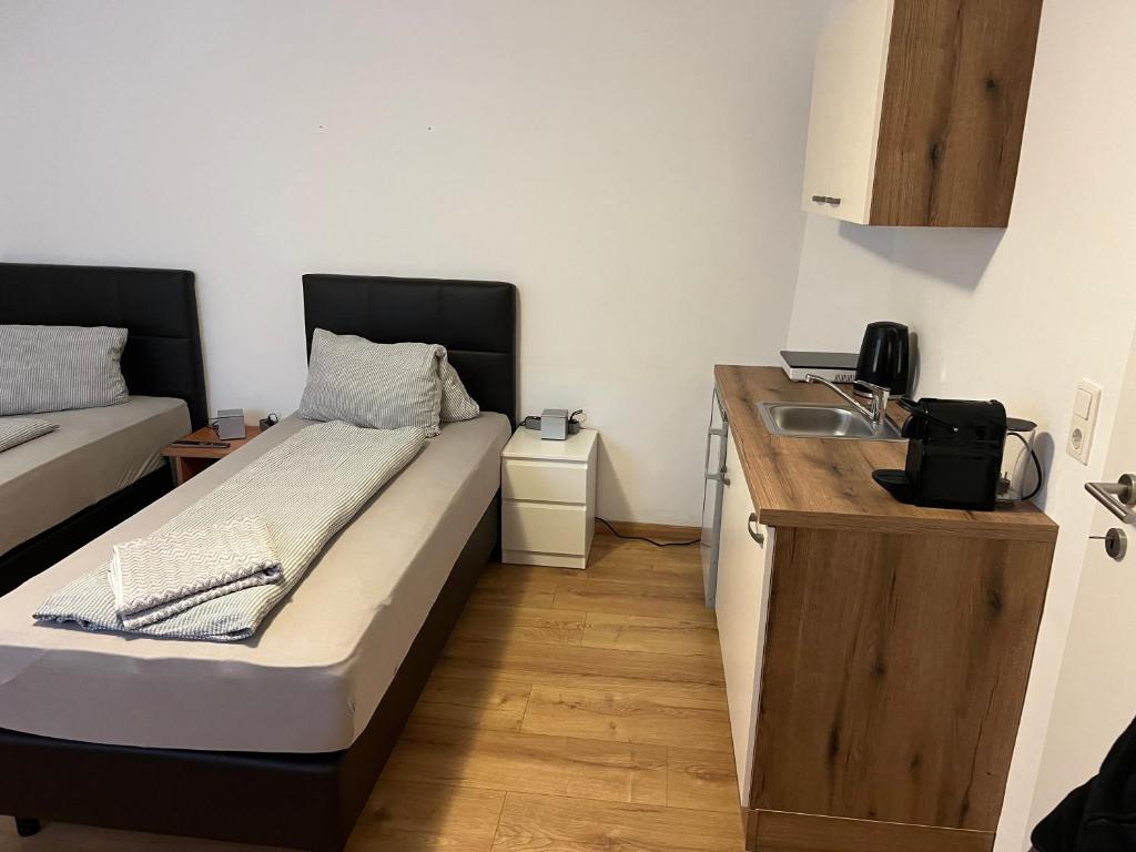 Dormitorio pequeño con cama y lavamanos en Roccos Raum, en Kapfenberg