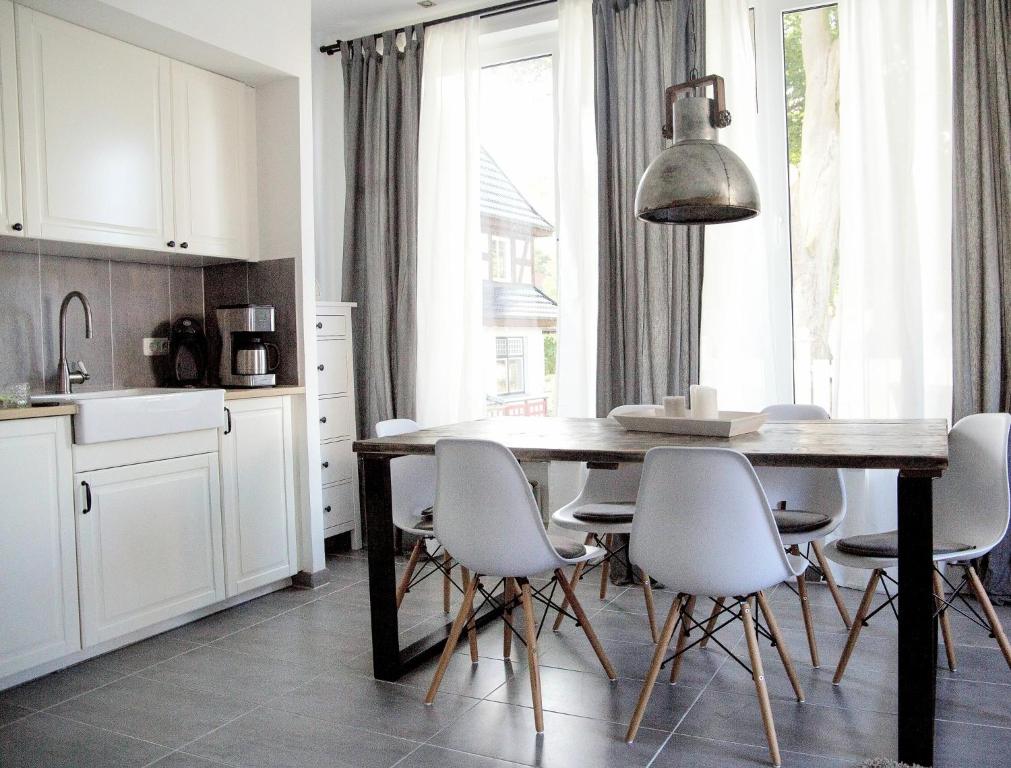 a kitchen with a dining room table and chairs at Ferienwohnung Lasse in Glücksburg