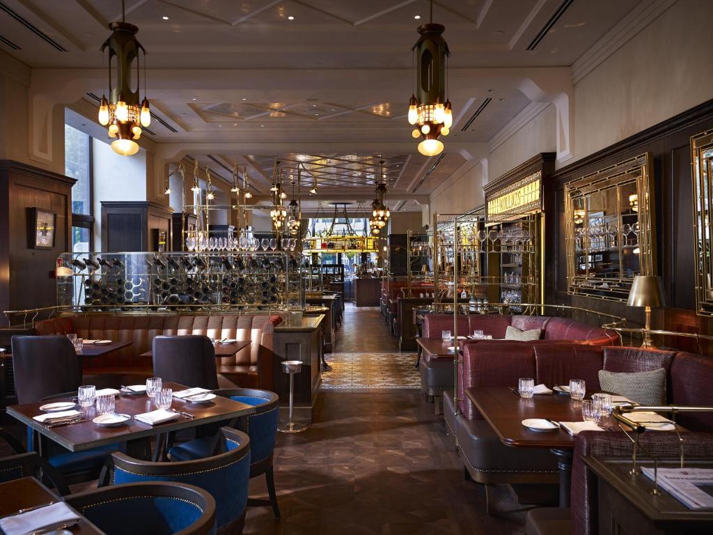 Reštaurácia alebo iné gastronomické zariadenie v ubytovaní Four Seasons Hotel Gresham Palace Budapest