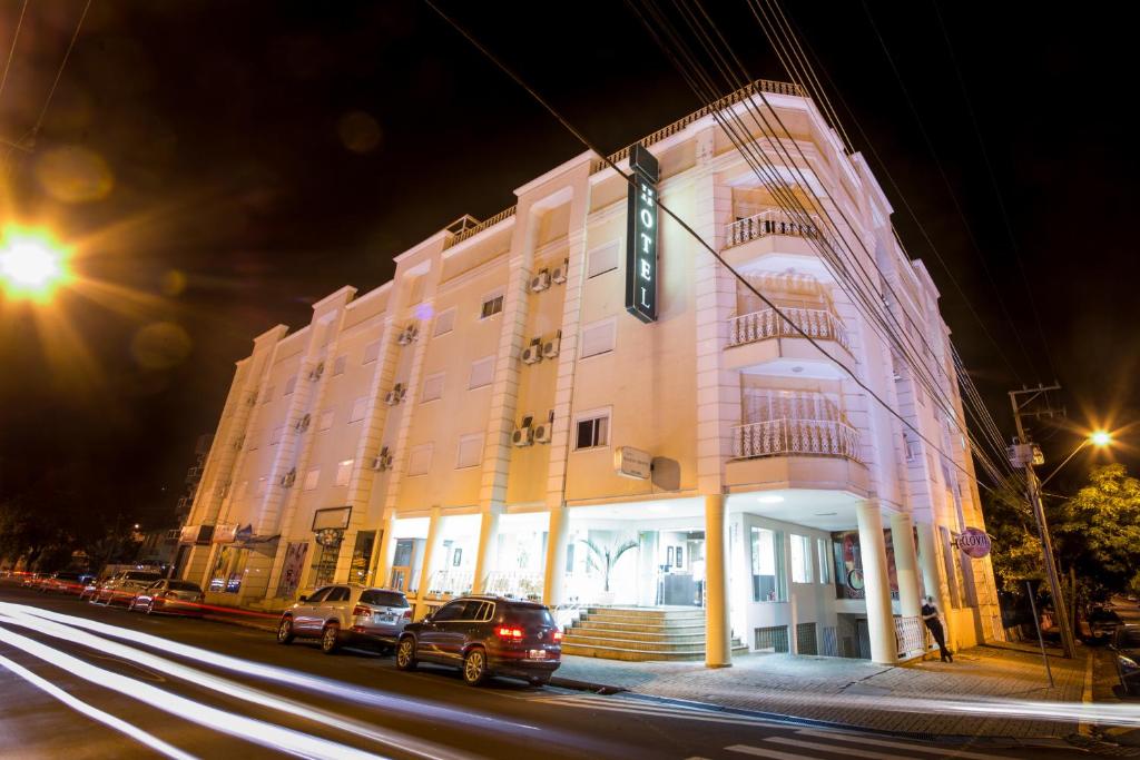 un grande edificio in una strada di città di notte di Francisco Beltrão Palace Hotel a Francisco Beltrão