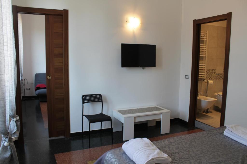 TV a/nebo společenská místnost v ubytování LA LANTERNA DI ANGELO rent rooms and apartments free parking on the street front