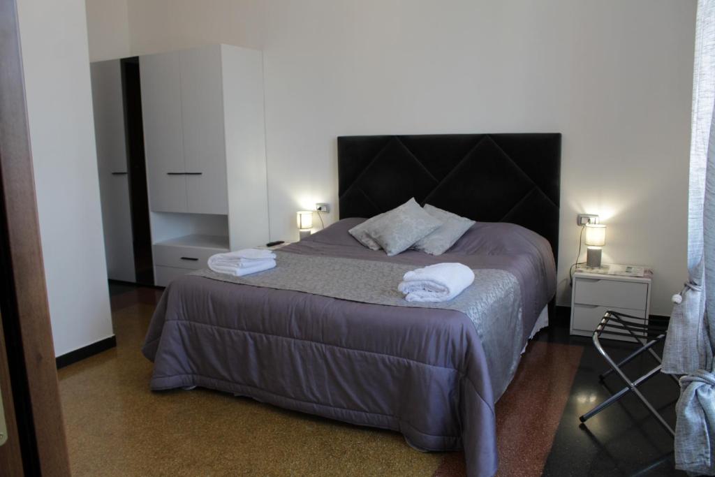 Postel nebo postele na pokoji v ubytování LA LANTERNA DI ANGELO rent rooms and apartments free parking on the street front