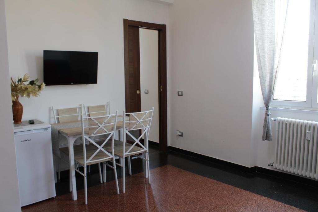 TV a/nebo společenská místnost v ubytování LA LANTERNA DI ANGELO rent rooms and apartments free parking on the street front