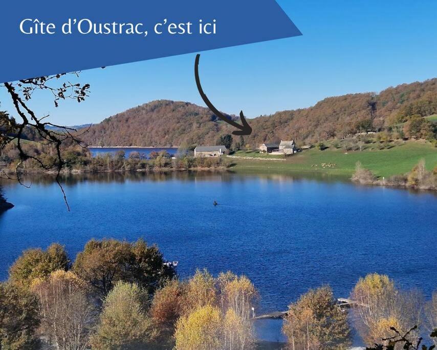 - une vue sur un lac avec une montagne en arrière-plan dans l'établissement Gîte d'Oustrac, vue imprenable sur Lac de Maury, à Saint-Amans-des-Cots