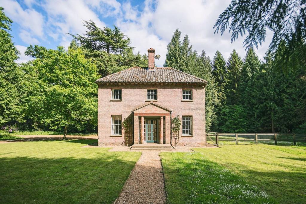 an old brick house in the middle of a field at Bears Cottage in Wood Norton