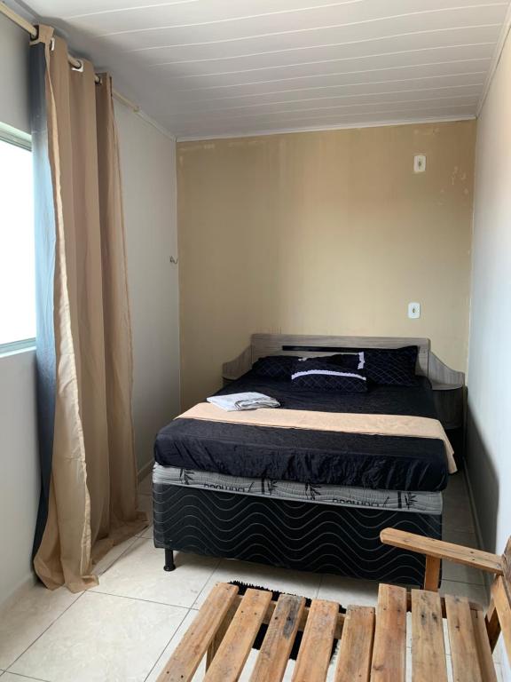 um quarto com uma cama num quarto em Flat Completo- Apartamento. em Piranhas