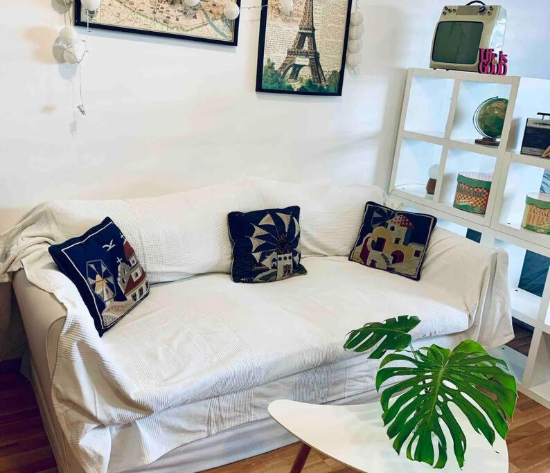 a white couch with pillows on it in a living room at Apartamento en Palermo Hollywood in Buenos Aires