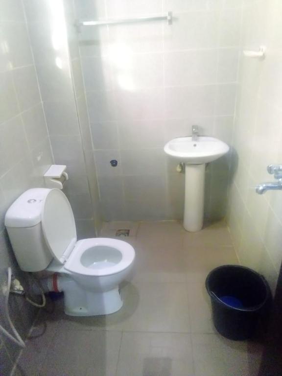 Uma casa de banho em Joclarif Hotel and Suites