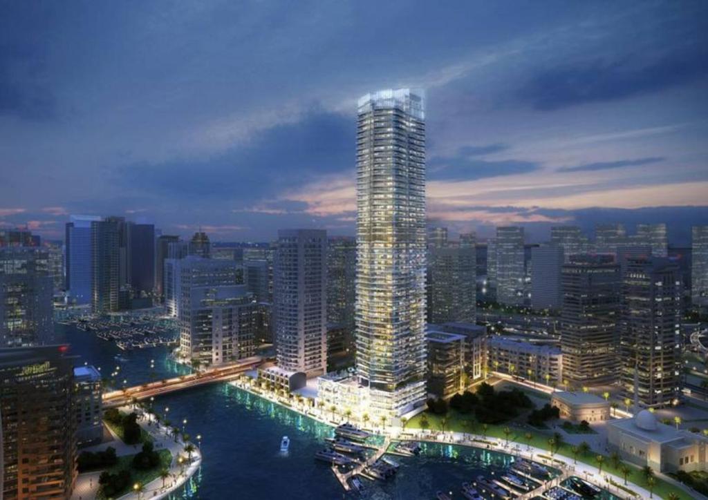 um edifício alto numa cidade à noite em Ultra Luxury Dubai Marina - Stella Maris Tower em Dubai