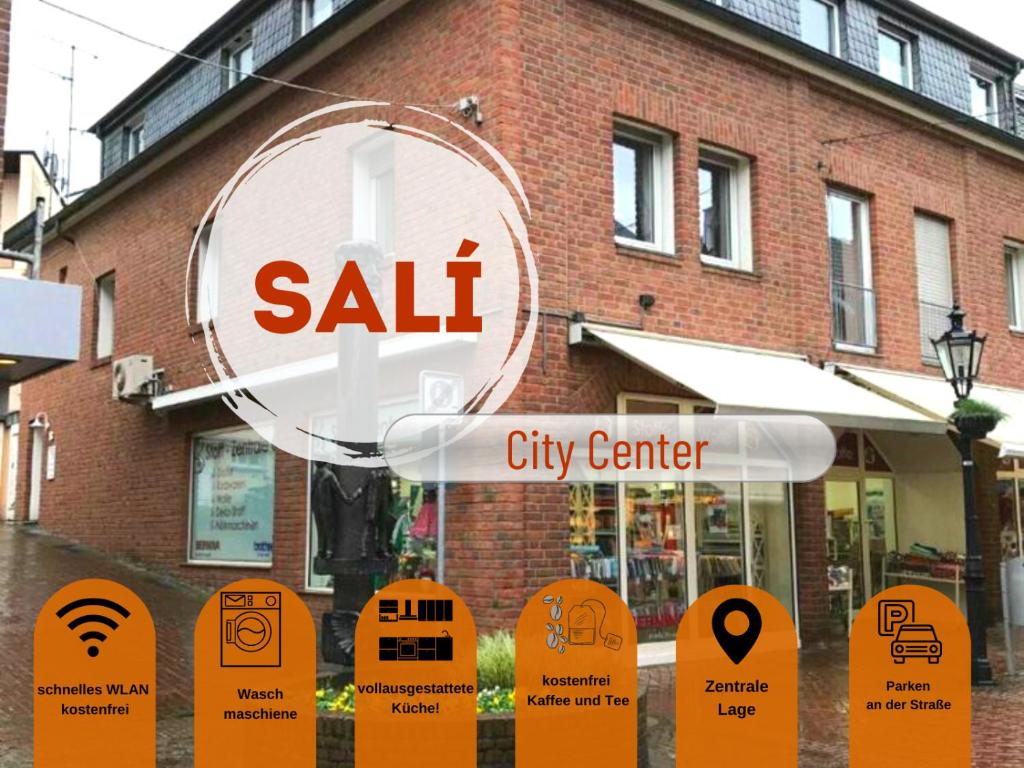 una tienda con un cartel de venta delante de un edificio de ladrillo en Oldtown in Klever City Center, en Kleve