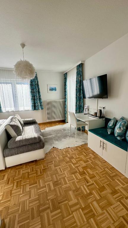 um quarto com uma cama e uma secretária. em Boutique Hotel Oase em Bad Ischl