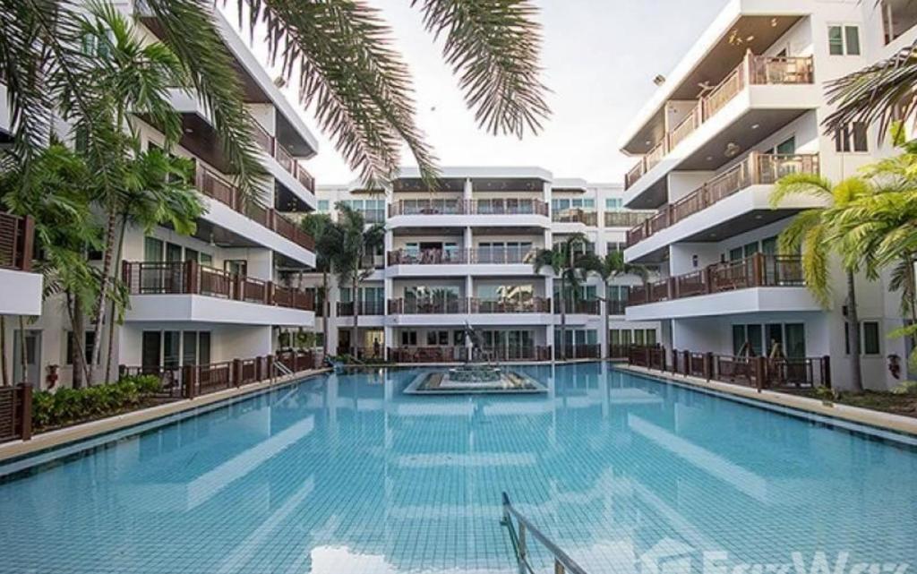 een groot zwembad voor een gebouw bij The Beach Palace in Ban Bo Khaem