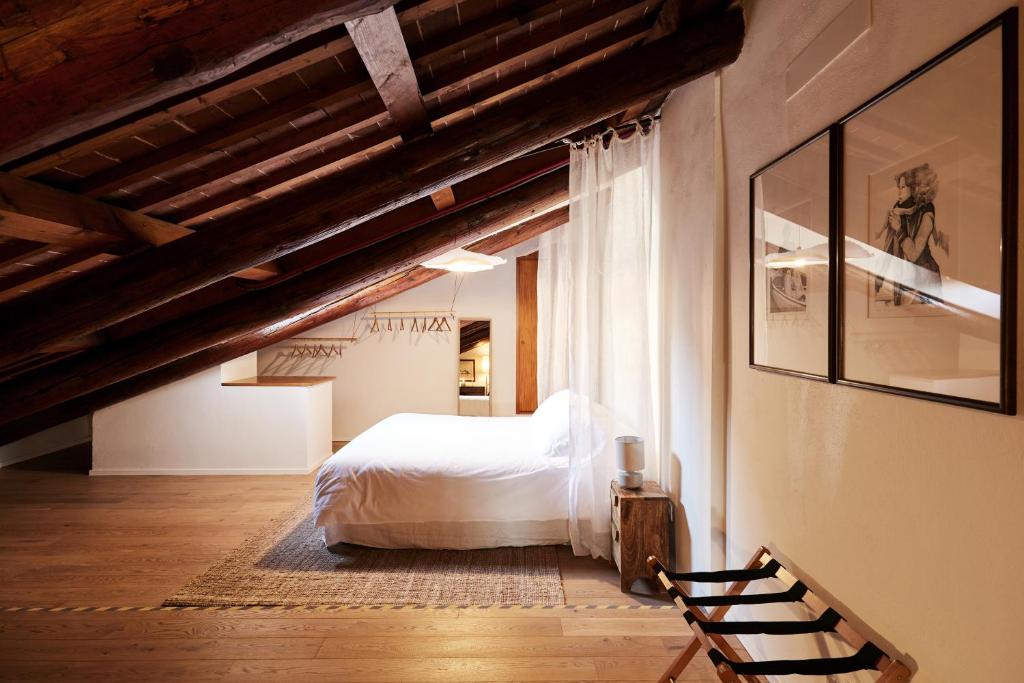 維琴察的住宿－L’Abbaino，阁楼卧室配有白色床
