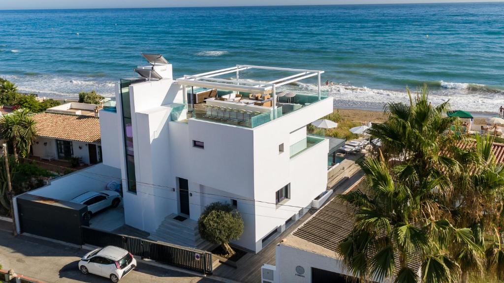 Breath Taking Front Line Beach Villa with Sauna & Jacuzzi