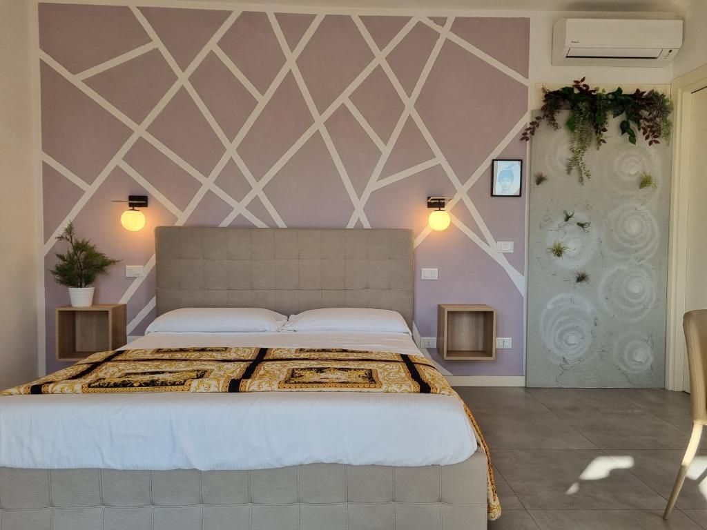 1 dormitorio con 1 cama grande y paredes moradas en Aura Mura, en Peschiera del Garda