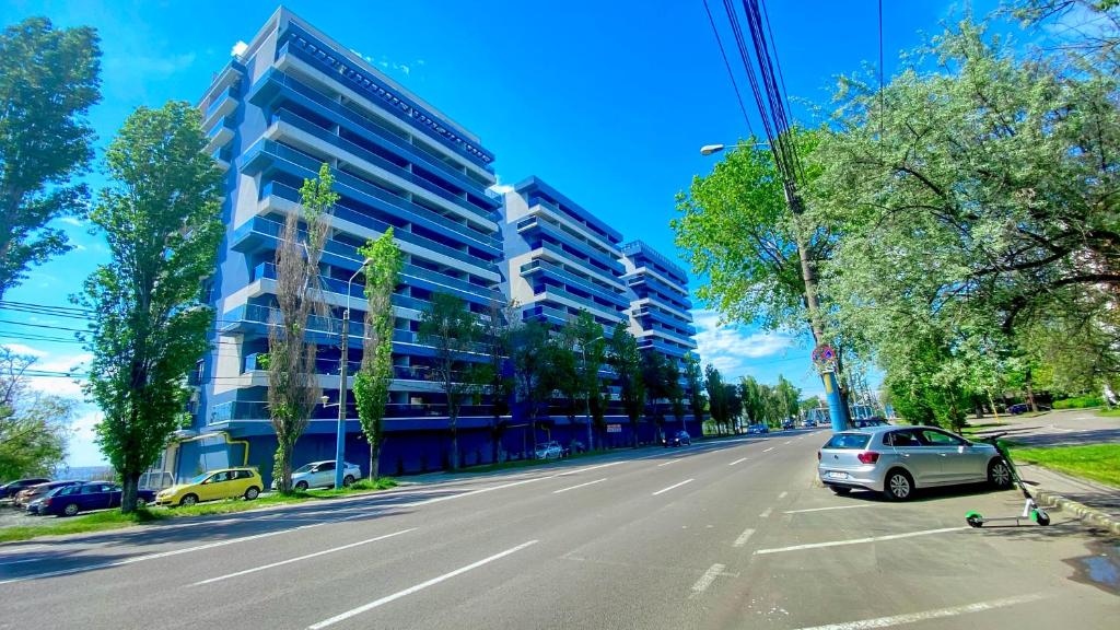 um edifício azul no lado de uma rua em Aqua Apartament Mamaia em Mamaia