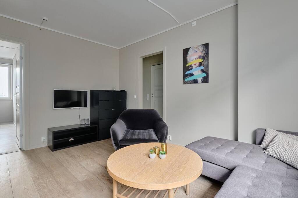 卑爾根的住宿－Sentrumsnær og Romslig 4-roms Leilighet，客厅配有沙发和桌子