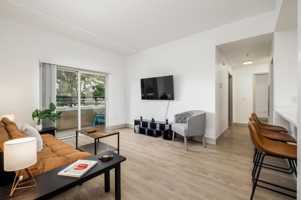 een woonkamer met een bank en een tafel bij CityScape Flat- 3BR Luxury APT in Uptown in Charlotte