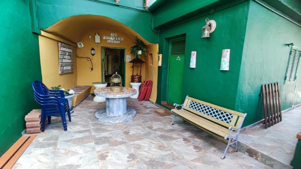 eine Terrasse mit einem Tisch, Stühlen und einer Bank in der Unterkunft Casa de Abuela Petra in Gáldar