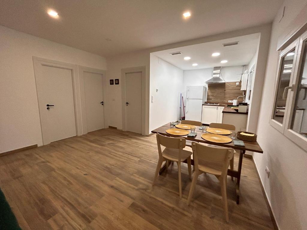 a kitchen and dining room with a table and chairs at Villa Remedios -rooms in private house- in Picassent