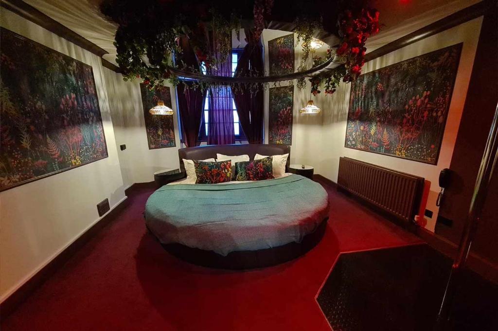 Habitación con cama grande y alfombra roja. en Hotel Pelirocco, en Brighton & Hove