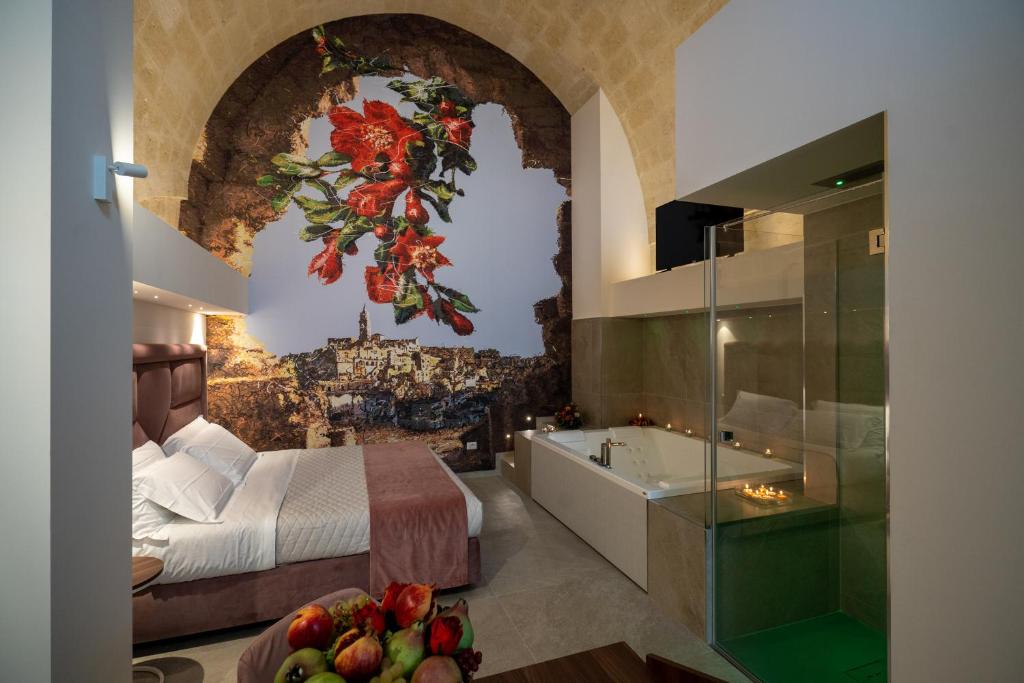1 dormitorio con 1 cama y baño con bañera en Profumi di Primavera Luxury Rooms en Matera