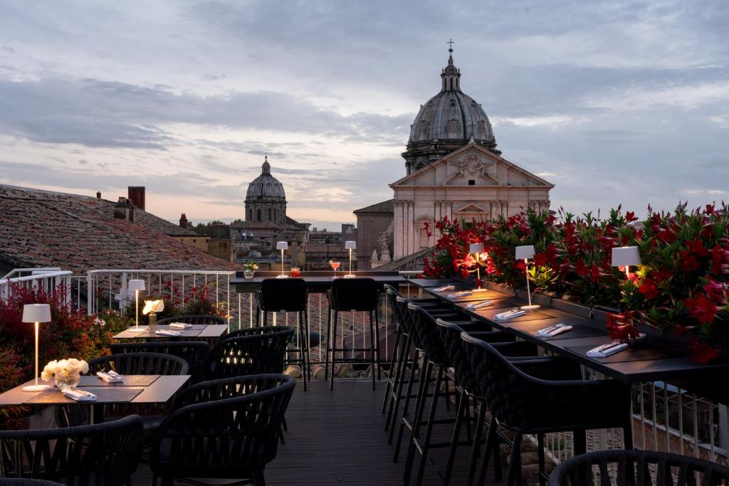 un restaurant avec des tables et des chaises sur un balcon dans l'établissement Palazzo Navona Hotel, à Rome