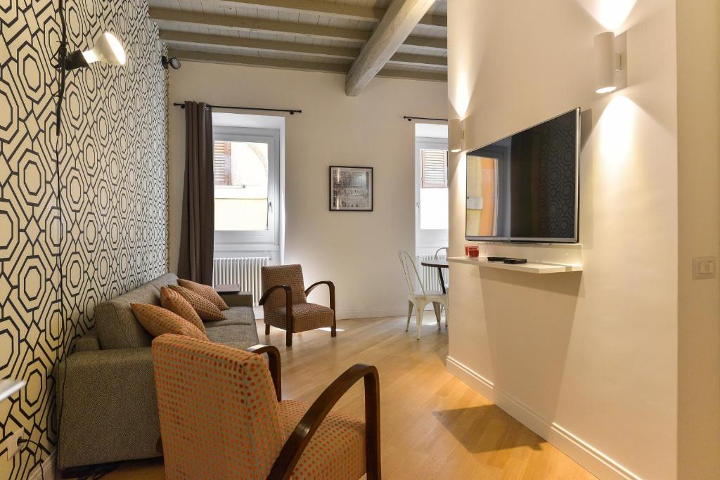 salon z kanapą i telewizorem w obiekcie EVE Luxury Apartments Pantheon w Rzymie