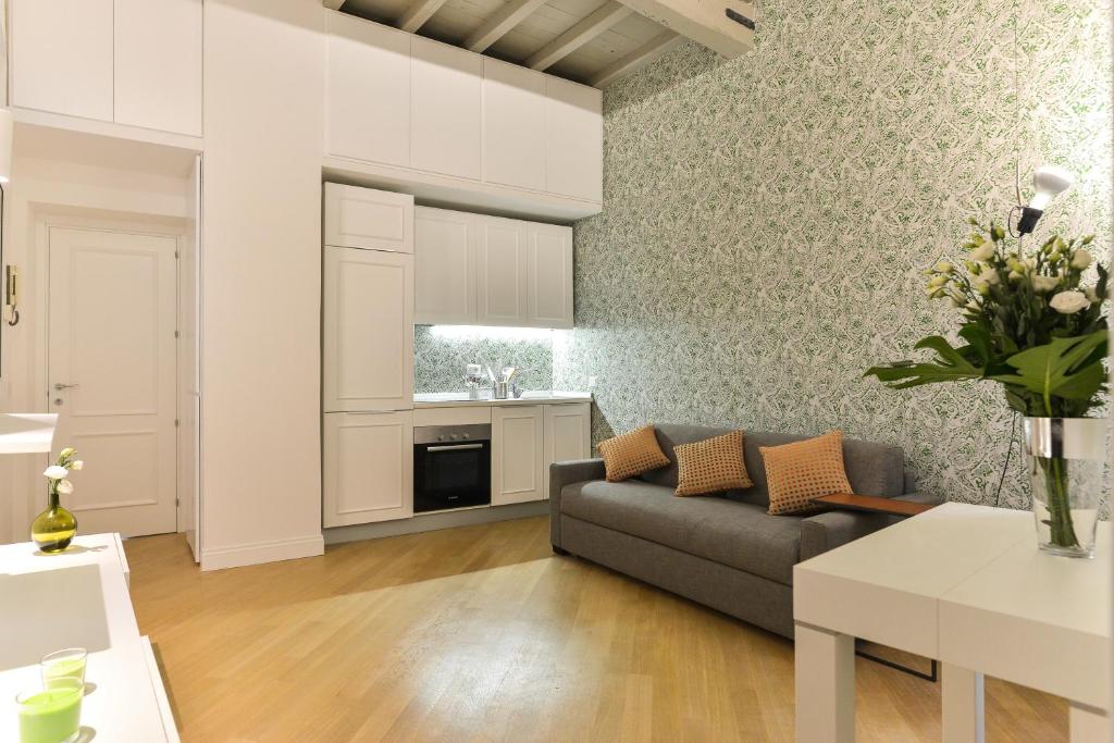 salon z kanapą i kuchnią w obiekcie EVE Luxury Apartments Pantheon w Rzymie