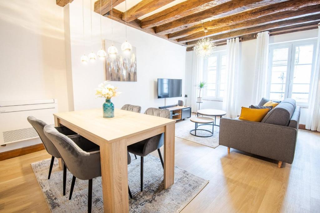 un salon avec une table et un canapé dans l'établissement Amboisian charm, à Amboise