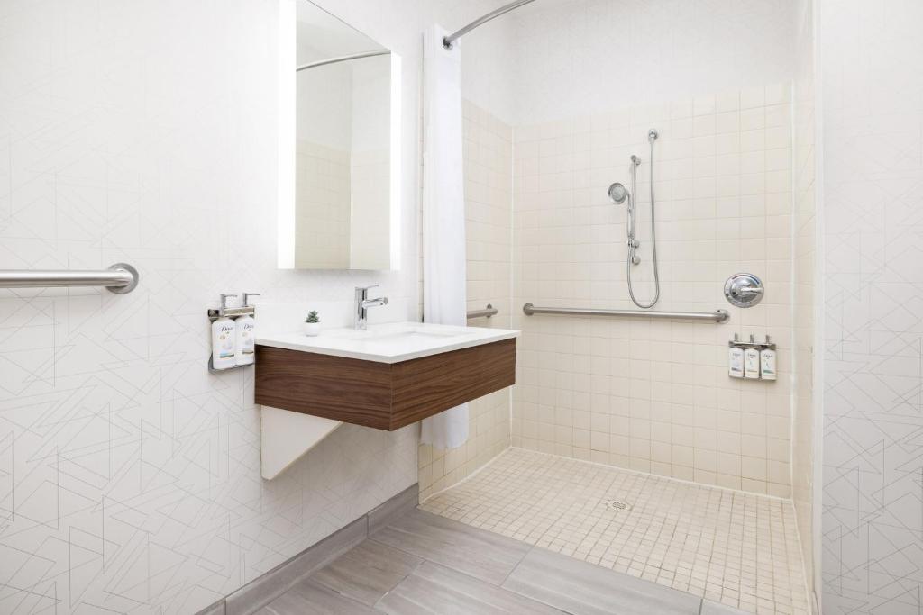 Holiday Inn Express Las Vegas Stadium Area, an IHG Hotel - 