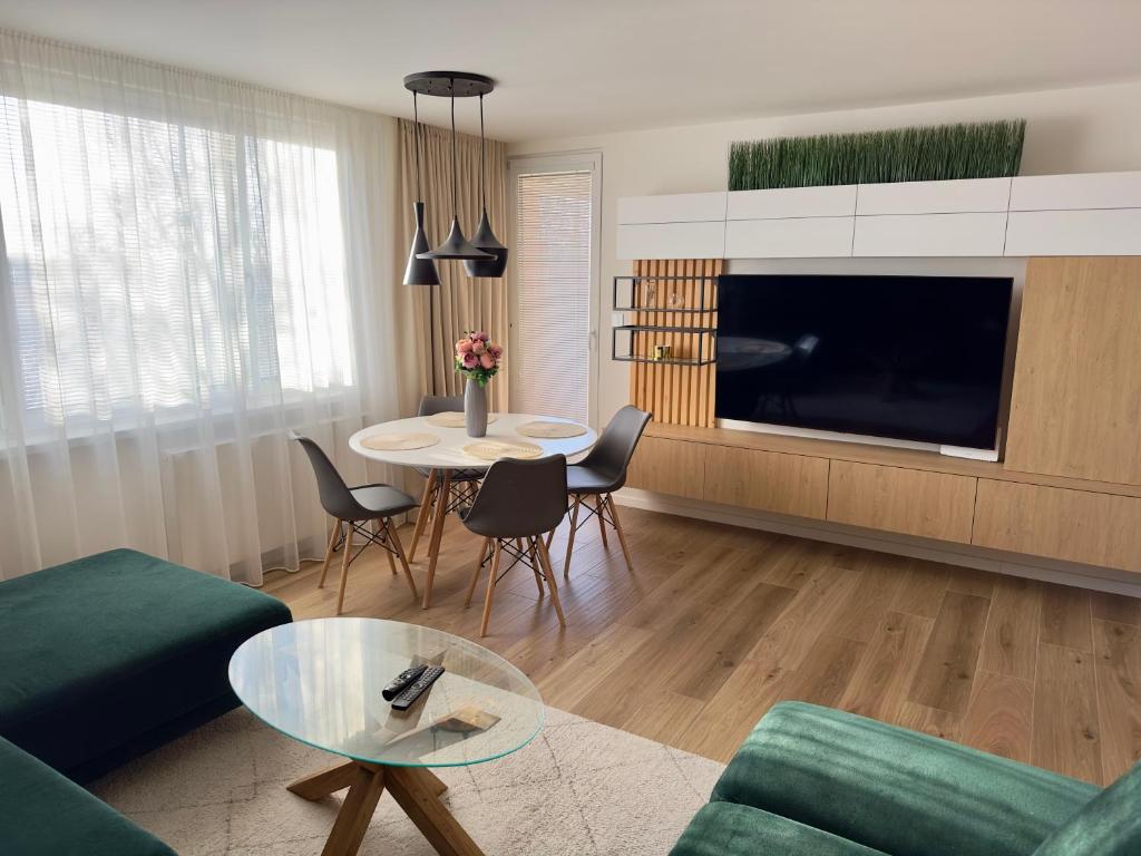 Apartmán Olívia في شامورين: غرفة معيشة مع أريكة وطاولة