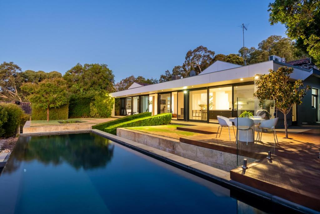 een huis met een zwembad ervoor bij REGD1 - Wattle Falls - Perth Hills Escape in Perth
