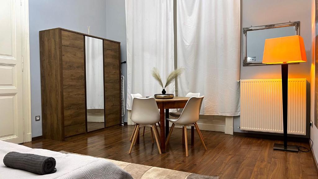 Posteľ alebo postele v izbe v ubytovaní V6 Apartment by Small Home Budapest