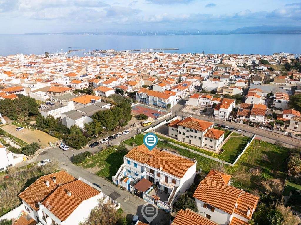 - une vue aérienne sur une ville avec des maisons et l'océan dans l'établissement Azure House, à Calasetta
