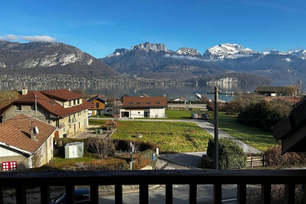 - une vue sur une maison avec des montagnes en arrière-plan dans l'établissement Charmant duplex a deux pas du lac, à Sévrier