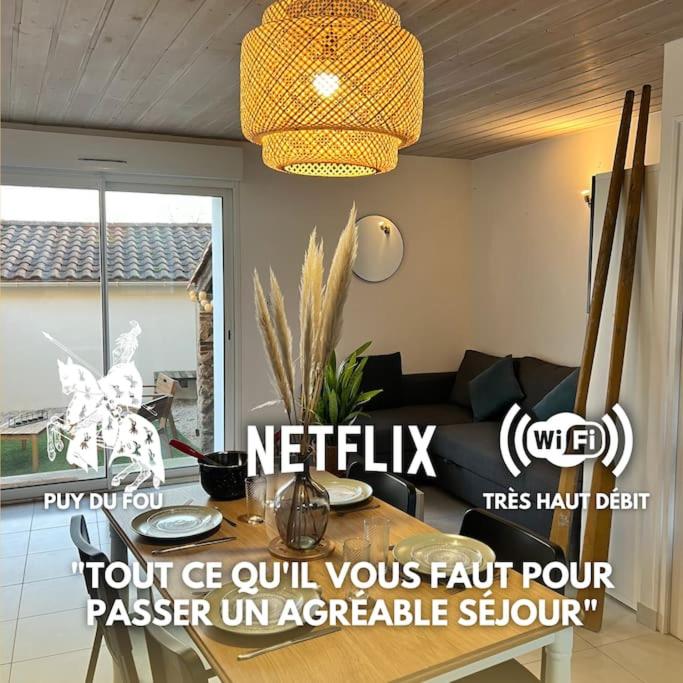 un salon avec une table et un canapé dans l'établissement Puy du fou (10 min) - Nature - T3 L'étape du Puy, aux Herbiers