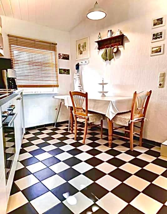 Kuchyň nebo kuchyňský kout v ubytování Ferienhaus Fischerglück im Herzen von Plau am See