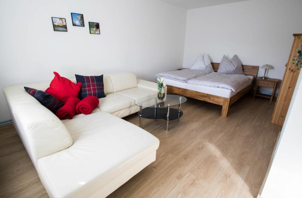 uma sala de estar com dois sofás brancos e uma mesa em Chalet Nordwald 