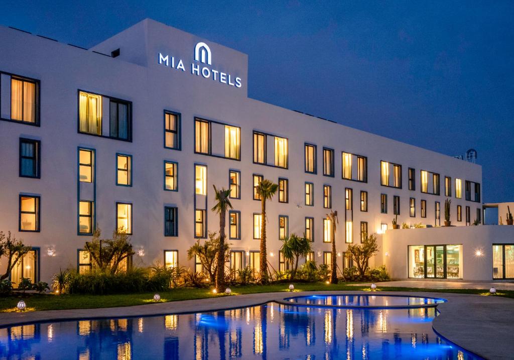 um edifício com uma piscina em frente em MIA Mazagan Bay em El Jadida