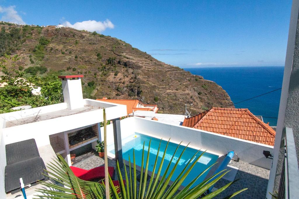 a villa with a view of the ocean at Casa Nici in Calheta