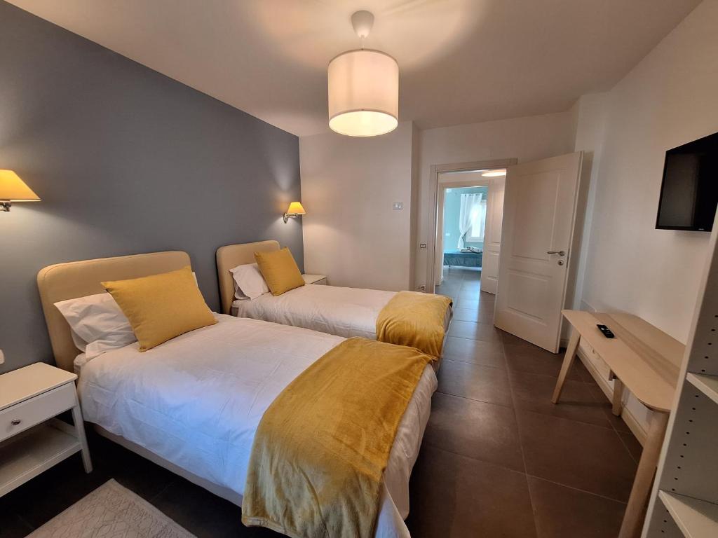 um quarto de hotel com duas camas e uma televisão em Casa Paola em Borso del Grappa