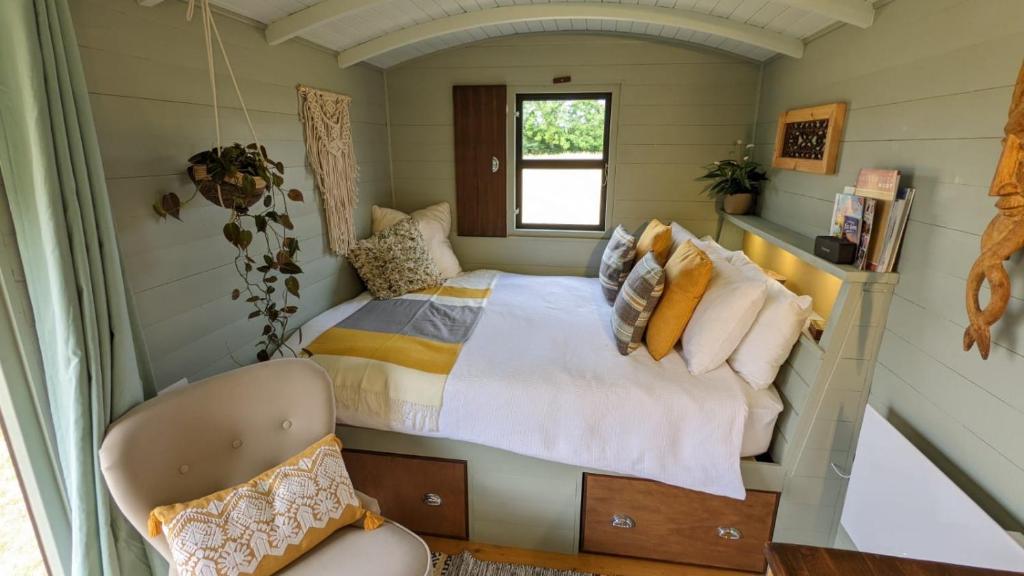 A bed or beds in a room at Blue Sky Huts