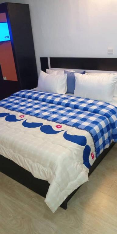 Postel nebo postele na pokoji v ubytování BOSS HOTELS & SUITES