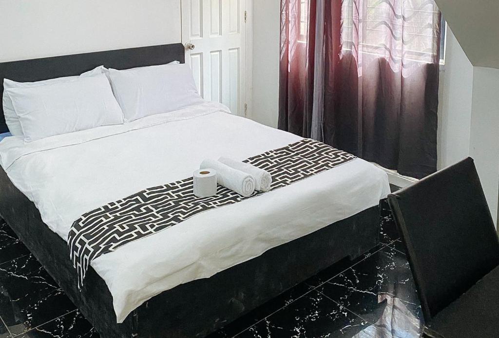 sypialnia z łóżkiem z dwoma ręcznikami w obiekcie Stay Inn Station 2 Boracay by RedDoorz w mieście Boracay